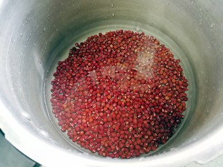 1、粗豆沙南瓜饼,先做红豆沙。把红豆倒入高压锅，添加清水，没过红豆约1厘米即可。