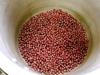 2、粗豆沙南瓜饼,开大火煮至喷气，转小火煮20分钟，水分刚好烧干，红豆还没开花。