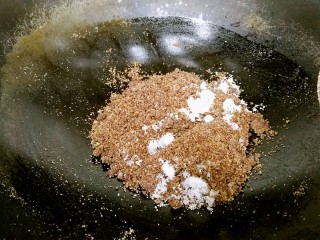 3、粗豆沙南瓜饼,用破壁机或料理机把红豆打成半干半湿的粉末，倒入炒锅，加玉米油和白砂糖翻炒均匀。