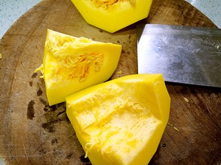 5、粗豆沙南瓜饼,南瓜去皮去馕。