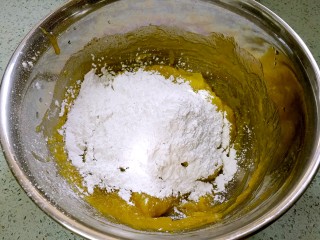 9、粗豆沙南瓜饼,分次分量倒入糯米粉，拌匀。