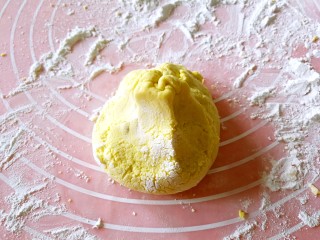 13、粗豆沙南瓜饼,捏起四周，收口。