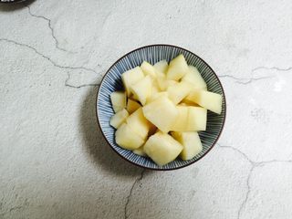 2、雪梨无花果糖水,雪梨清洗干净削皮切小块