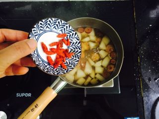 9、雪梨无花果糖水,放入清洗干净的枸杞