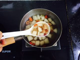 10、雪梨无花果糖水,搅拌均匀即可食用