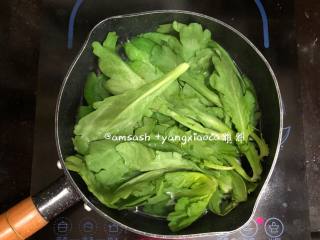 1、南瓜饺子,茼蒿洗干净，锅里坐水烧开，把茼蒿放进锅中烫至菜变软捞出