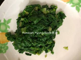 2、南瓜饺子,捞出来的茼蒿过一下冷水，让菜快速冷却这样菜才不会变黄，然后把菜挤干水分，之后把菜切碎