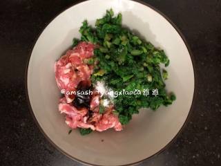 3、南瓜饺子,切好的菜放到碗中，把肉末也一起放到碗中，加入2勺蚝油，1勺生抽，少许盐