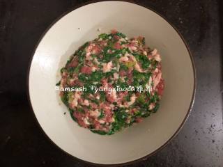 4、南瓜饺子,搅拌均匀，搅拌的时候顺着一个方向搅拌，这样肉馅吃起来才会有口感，放到冰箱冷藏