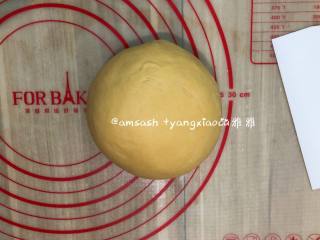 6、南瓜饺子,揉成光滑的面团，拿出用保鲜袋装好松弛