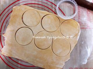 7、南瓜饺子,松弛好的面团擀开擀簿，然后用饺子模把面皮按压出来