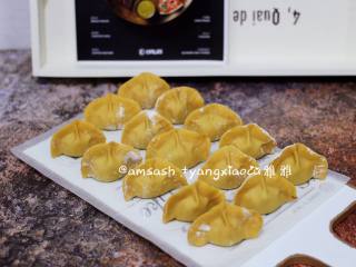 9、南瓜饺子,所有包好的饺子待用，饺子包多了一次吃不完可以放冰箱冷冻，下次吃拿出来直接煮就好了，不用解冻，这样也是非常方便的