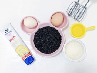 1、超松软黑米糕,食材准备：黑米200克 鸡蛋3个 白砂糖50克 色拉油30克 炼乳适量