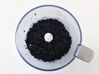 3、超松软黑米糕,泡好的黑米沥干水分放进搅拌机