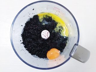 4、超松软黑米糕,加入鸡蛋黄