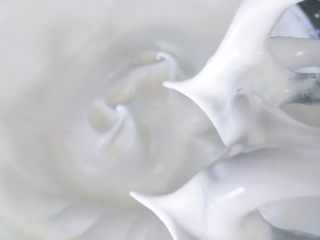 12、超松软黑米糕,打发至硬性发泡 提起打蛋器有弯钩出现即可