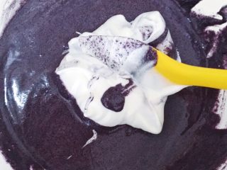 15、超松软黑米糕,拌好后再取二分之一继续翻拌均匀