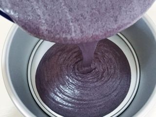 18、超松软黑米糕,缓缓倒入磨具