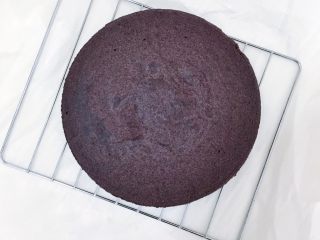 25、超松软黑米糕,脱好模的黑米糕静置几分钟让我美美的拍几张