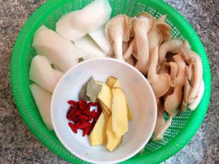 3、萝卜骨头汤+#夏天的味道#,白萝卜去皮切滚刀块，袖珍菇洗净生姜切片备用。