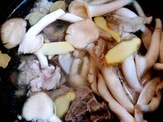 4、萝卜骨头汤+#夏天的味道#,电饭锅压力锅放入适量的水，加入骨头袖珍菇，料酒，生姜片，加入适量的盐和白醋（加白醋可以使骨头里的胶原蛋白溶解出来）。