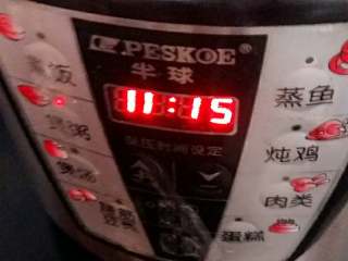 5、萝卜骨头汤+#夏天的味道#,按煮粥键煮至。