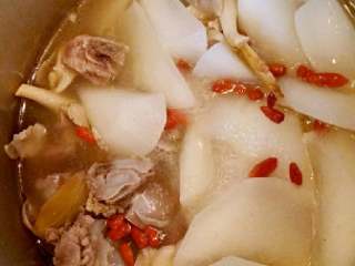 8、萝卜骨头汤+#夏天的味道#,关火等高压锅气没有了，打开加入枸杞煮5-6分钟即可关火。