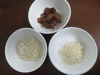 1、桃胶红糖粥,把桃胶，糯米，梗米，称重准备好