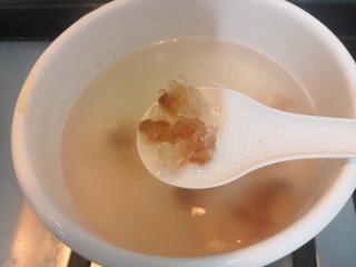 6、桃胶红糖粥,煮开后，加入桃胶，继续烧煮