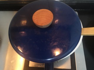 8、桃胶红糖粥,关小火，铲子放里面，盖上锅盖，焖煮30分钟