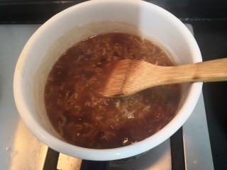 11、桃胶红糖粥,把红糖搅拌至融化，关火