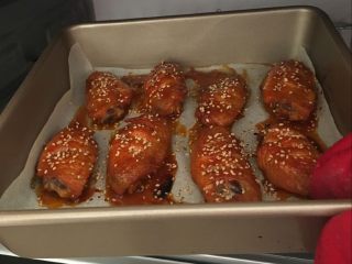 12、【吮指鸡翅】舌尖上的美味儿,取出鸡翅就可以了。