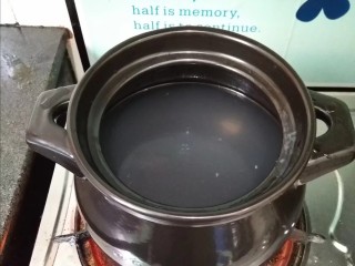 5、味美螃蟹粥,砂锅放入适量的水烧开