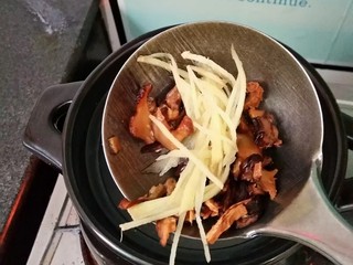 6、味美螃蟹粥,姜丝，香菇放入锅中