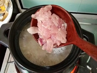 8、味美螃蟹粥,煮至一会儿后放入肉片