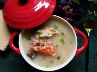 12、味美螃蟹粥,出锅时再撒些葱花即可