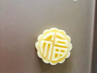 13、原味绿豆冰糕,在不粘烤盘用力压出型状