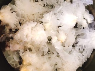 1、枸杞红枣银耳羹（经典胶羹版）,银耳提前泡发 ，约用2小时，注意撕成小朵小片更易后面出羹。