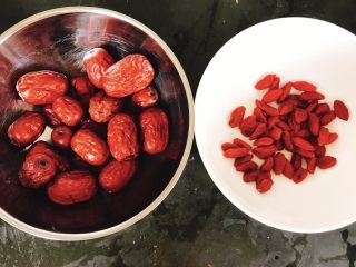 2、枸杞红枣银耳羹（经典胶羹版）,清洗好红枣 枸杞