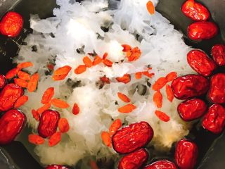 3、枸杞红枣银耳羹（经典胶羹版）,将原材料放入电饭煲中，煮粥模式30分钟 ，再换煮汤模式10分钟，好了闷20分钟