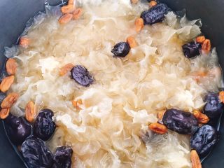 4、枸杞红枣银耳羹（经典胶羹版）,按照以上屡试不爽的时间模式即可得到胶状的银耳羹