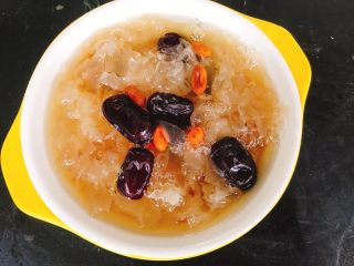 5、枸杞红枣银耳羹（经典胶羹版）,看 ，胶状物清晰可见，代表这是一碗十分成功的银耳羹，按个人喜好放入冰糖适量