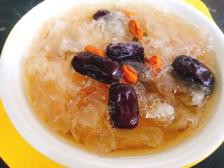 6、枸杞红枣银耳羹（经典胶羹版）,健康营养补血养气的枸杞红枣银耳羹做好啦，胶状物清晰可见代表很成功！营养都在汤羹里！大口大口的喝起来吧～