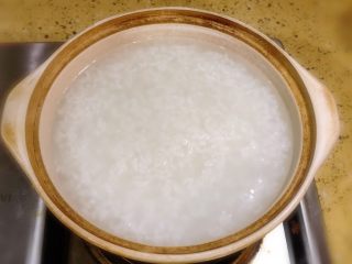 1、不老肉皮蛋粥,我先大火煮开、再最小的火煲了30分钟左右、