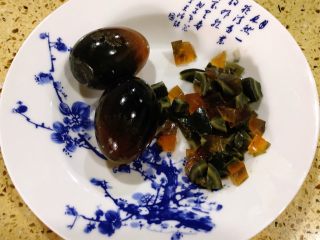 2、不老肉皮蛋粥,皮蛋切成小块备用