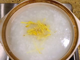 3、不老肉皮蛋粥,先加姜丝