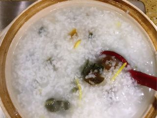 4、不老肉皮蛋粥,再加皮蛋后划散 我用的中火