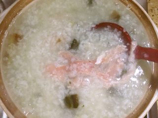 5、不老肉皮蛋粥,粥煮开后 下猪肉 划散