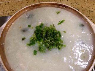 6、不老肉皮蛋粥,再次煮开后关火 下葱花和香菜末