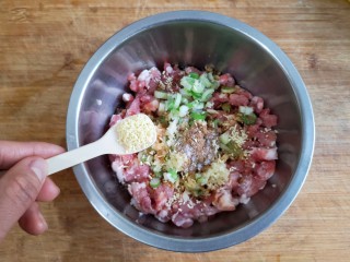 4、冬瓜丸子汤,加适量的味极鲜酱油，盐，鸡精，十三香粉。